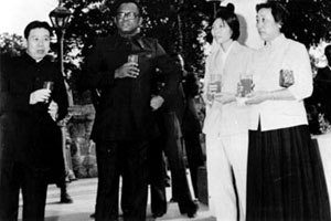 赵宝珍(右二)在萨伊任翻译 赵宝珍(右二)在萨伊任翻译