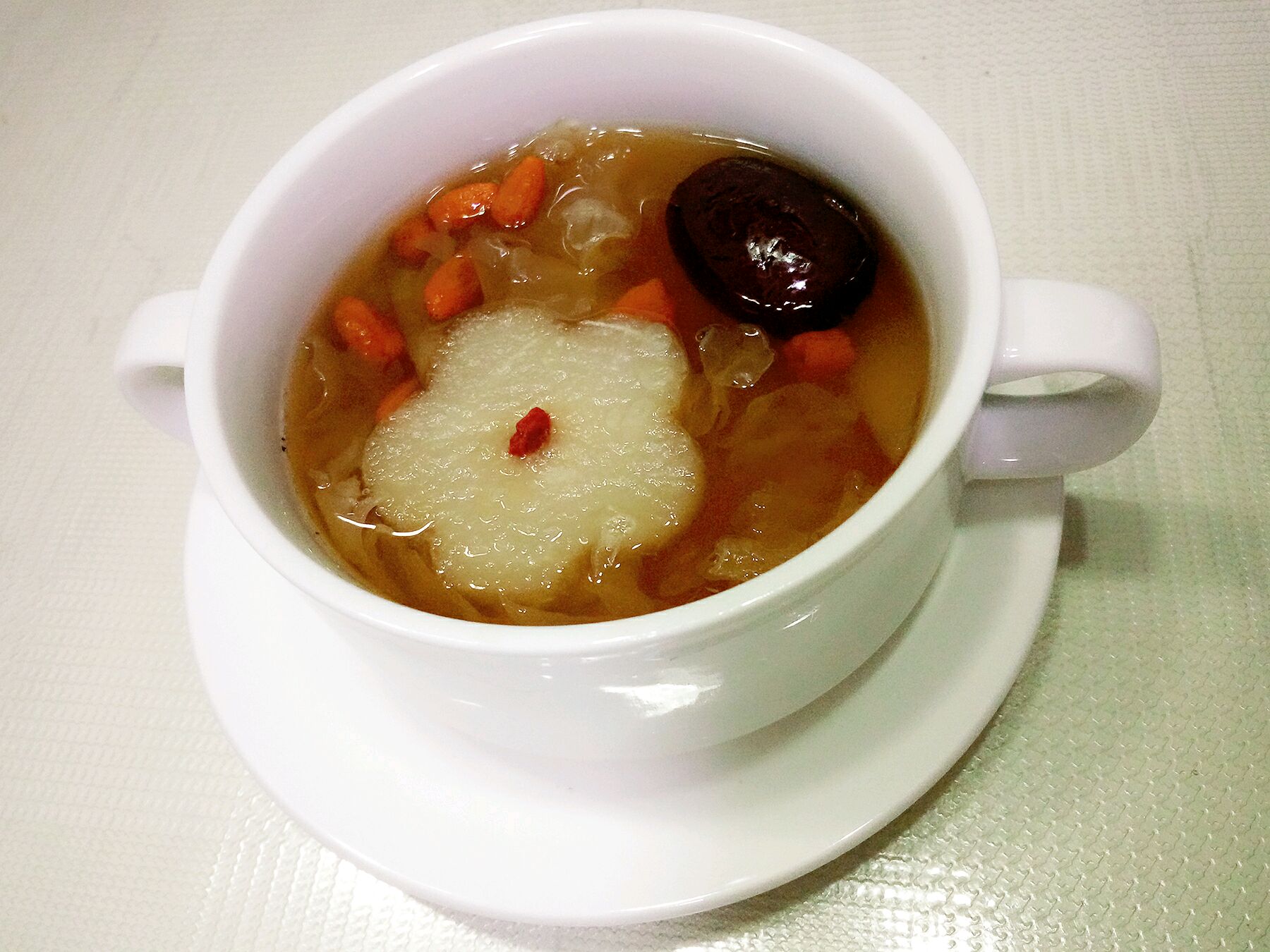 雪梨红枣银耳莲子汤