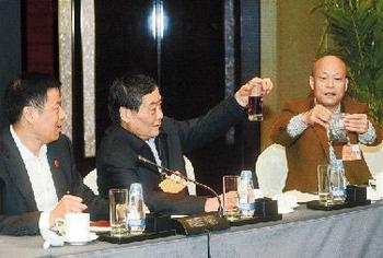 朱张金代表(右)将花生米泡出的黑水 朱张金代表(右)将花生米泡出的黑水