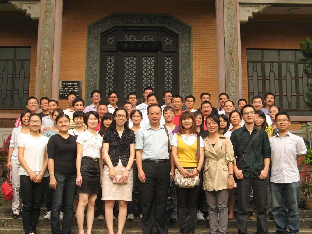 钱扬义教授与省培学员在广雅合影 钱扬义教授与省培学员在广雅合影