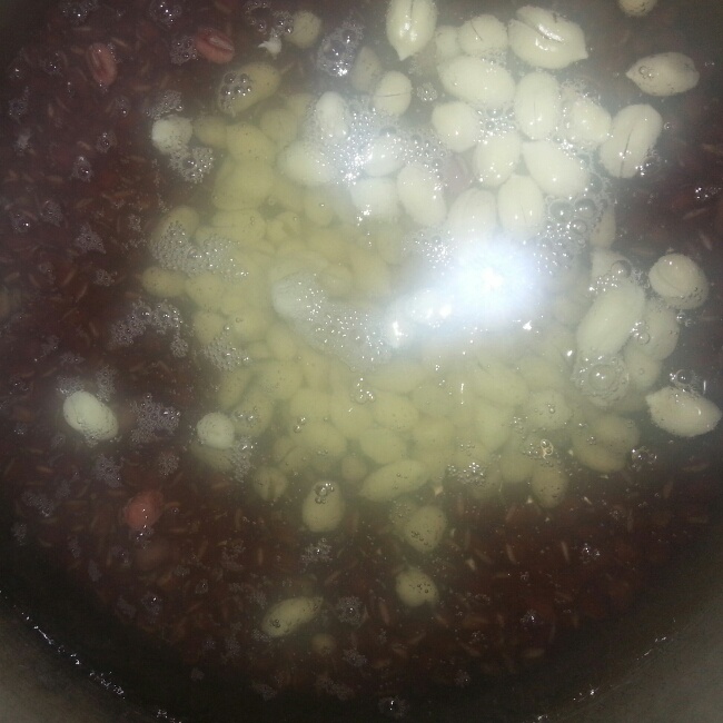 红豆花生银耳红枣汤