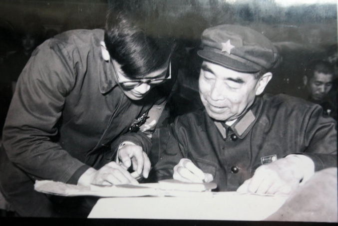 蒯大富向周恩来汇报工作 蒯大富向周恩来汇报工作