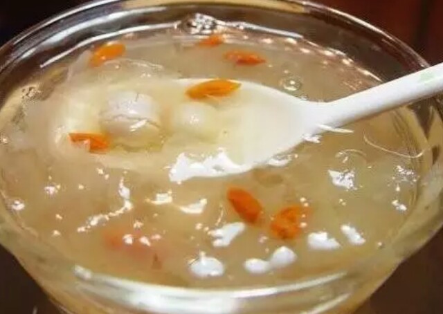 雪耳莲子枸杞粥