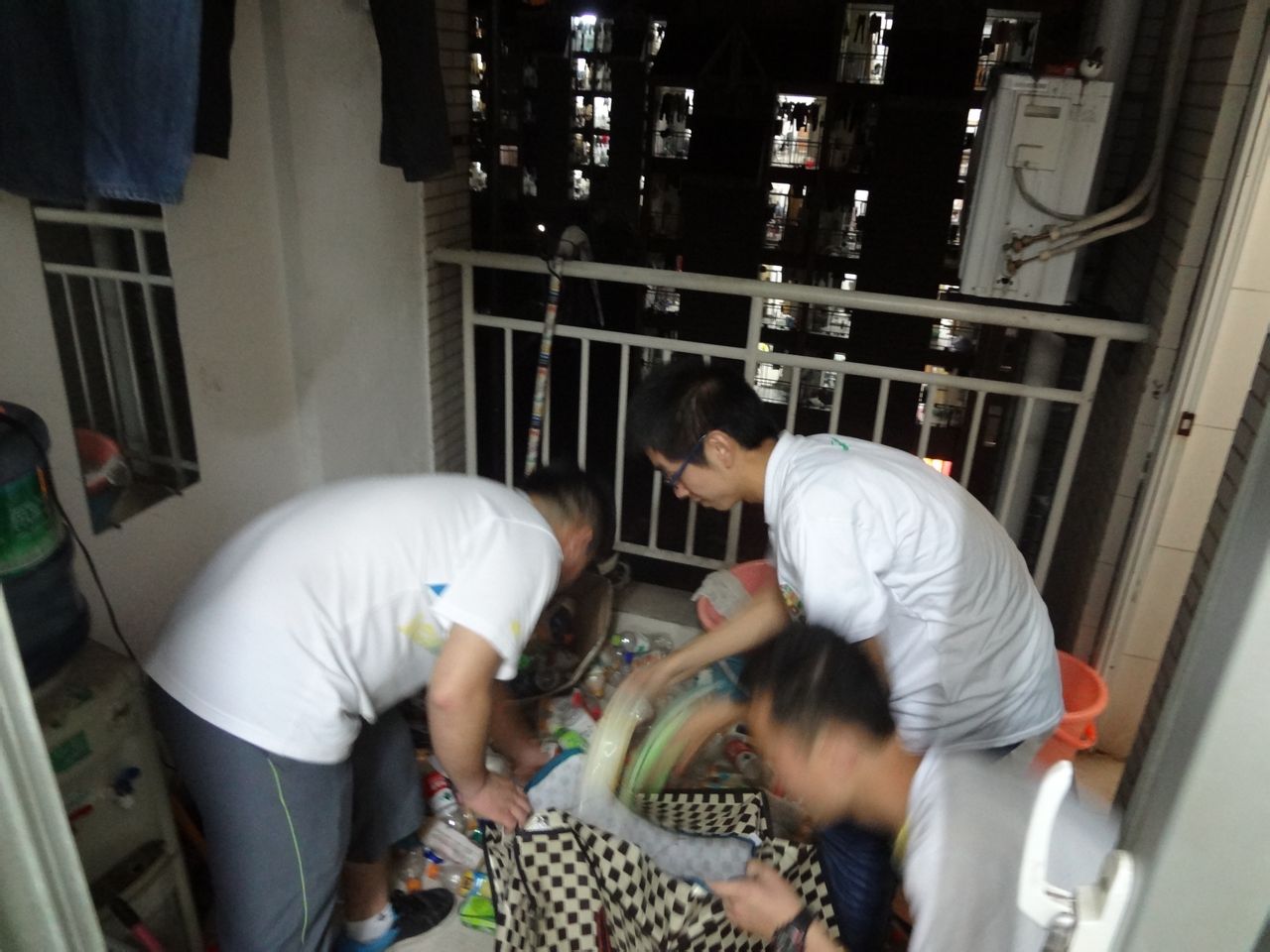 绿服队队员正在回收塑胶瓶 绿服队队员正在回收塑胶瓶