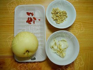 薏米百合炖雪梨 薏米百合炖雪梨
