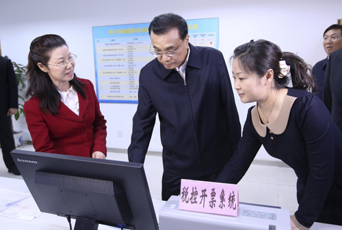李克强总理在国家税务总局考察 李克强总理在国家税务总局考察