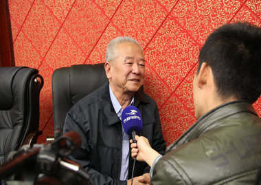马敬伯接受媒体记者的採访 马敬伯接受媒体记者的採访