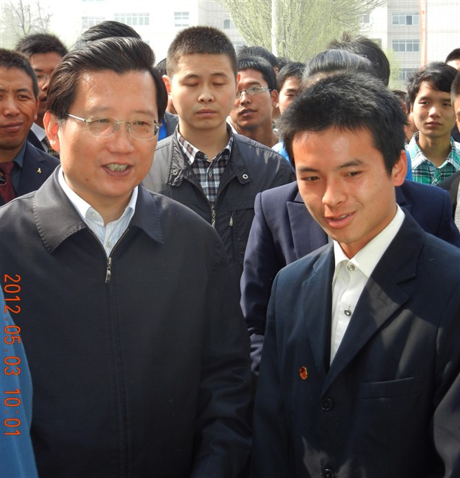 时任青海省省委书记强卫了解青大社团工作 时任青海省省委书记强卫了解青大社团工作