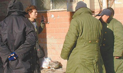 几个“村民”围住外来务工人员讨要“水费” 几个“村民”围住外来务工人员讨要“水费”