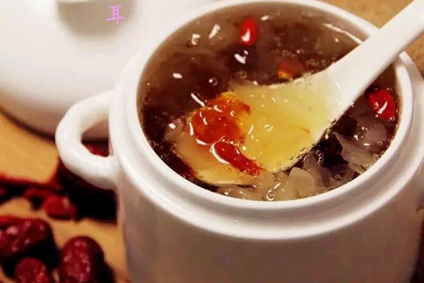 桃胶炖银耳
