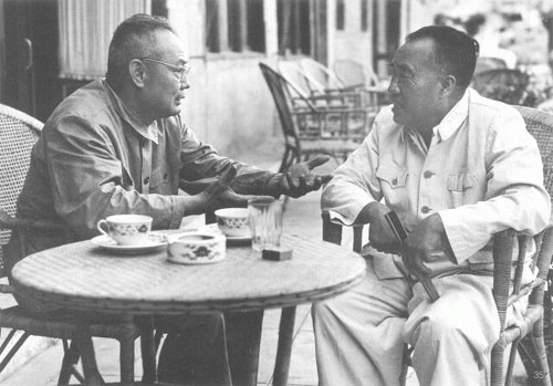 1955年朱德同叶剑英在中南海怀仁堂后院交谈 1955年朱德同叶剑英在中南海怀仁堂后院交谈