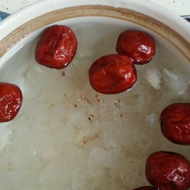 红枣银耳薏仁汤