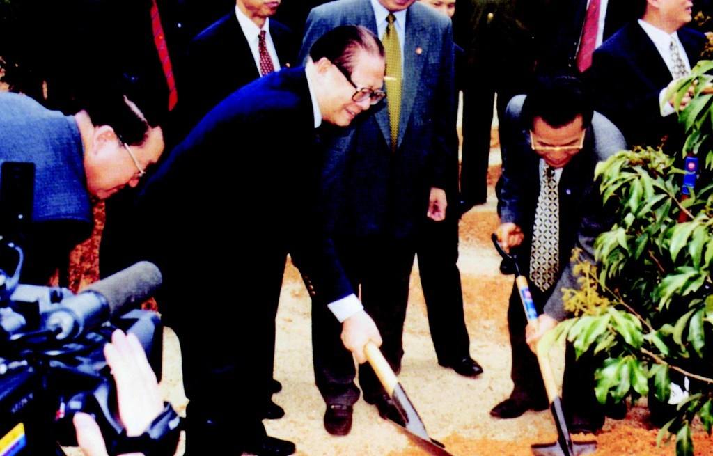 2000年2月,江总书记根子镇手植“中华红”荔枝纪念树 2000年2月,江总书记根子镇手植“中华红”荔枝纪念树