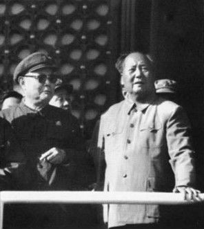 叶剑英与毛泽东在天安门城楼上 叶剑英与毛泽东在天安门城楼上