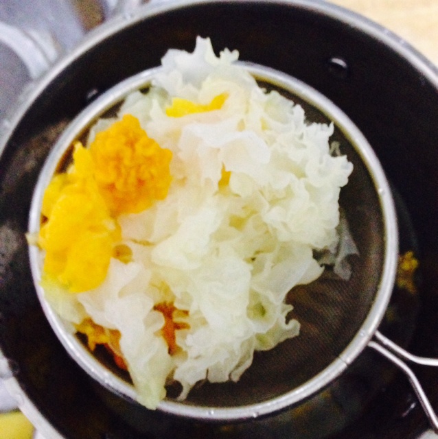 金银耳炖桃胶