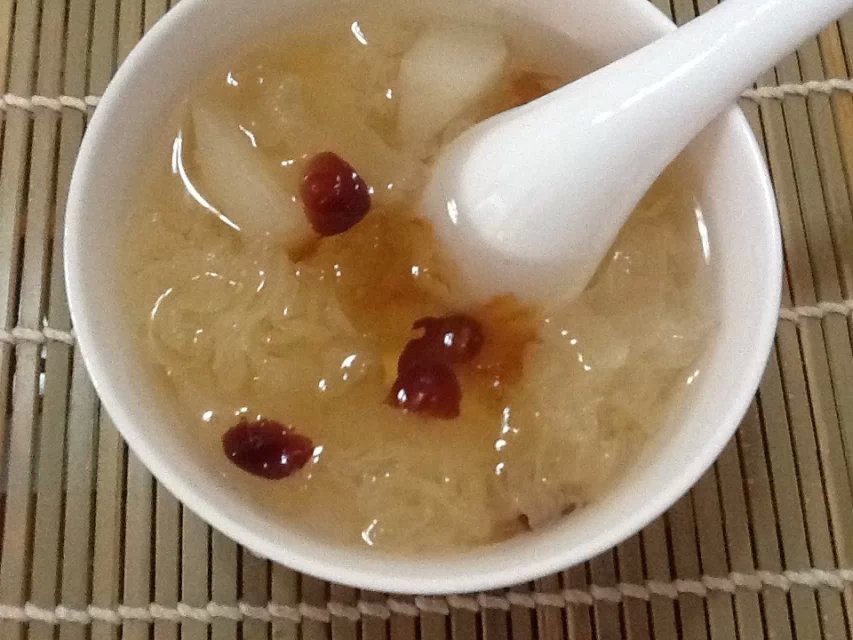 桃胶银耳雪梨羹 桃胶银耳雪梨羹