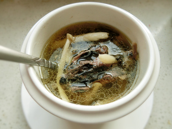 海鲜菇滋补乌鸡汤