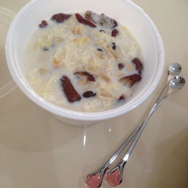 花生牛奶银耳红豆羹 花生牛奶银耳红豆羹
