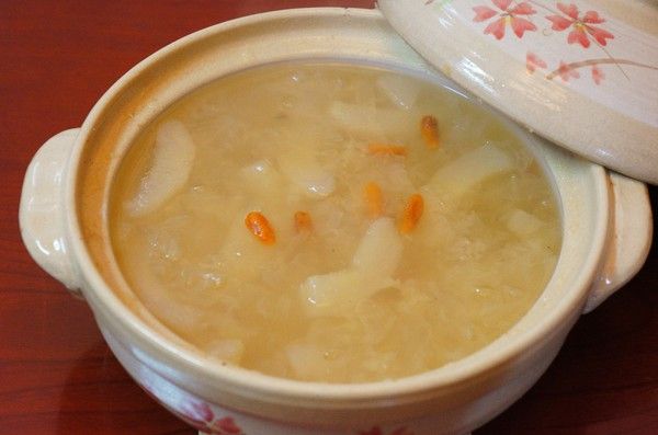 冰糖梨子银耳羹 冰糖梨子银耳羹