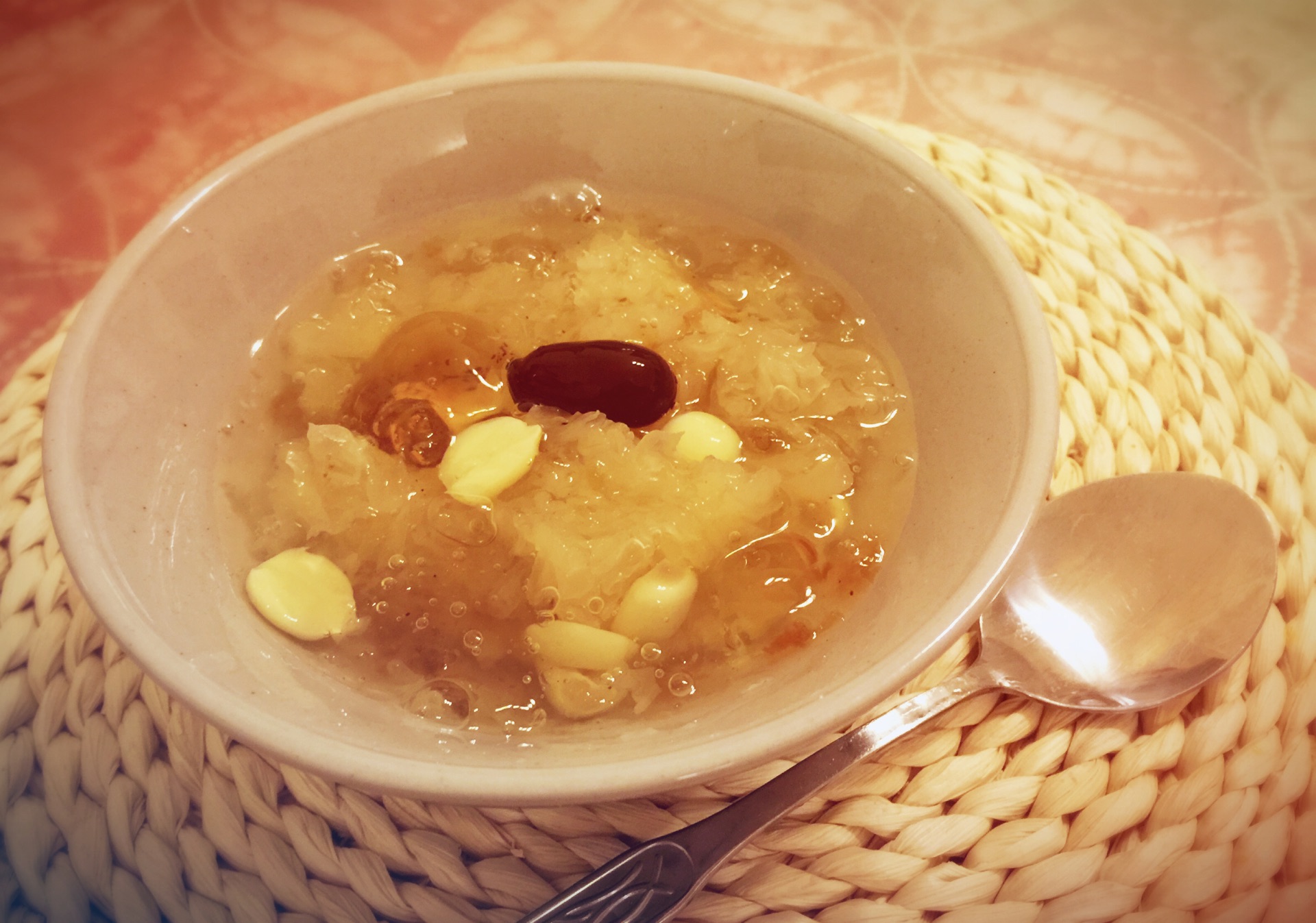 银耳红枣桂圆炖桃胶