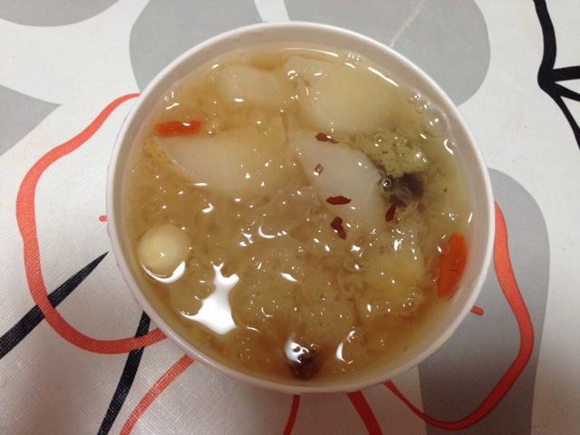 银耳莲子雪梨汤 银耳莲子雪梨汤