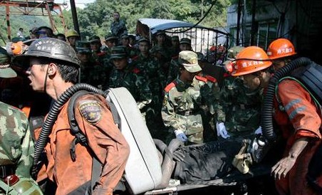 矿难遇难人员遗体被抬出风井 矿难遇难人员遗体被抬出风井