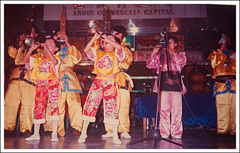 1997年 大闹省城 第四代传人周雪周雨孪兄弟 1997年 大闹省城 第四代传人周雪周雨孪兄弟