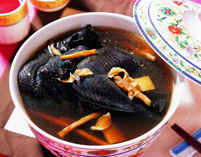 药膳乌鸡煲 药膳乌鸡煲