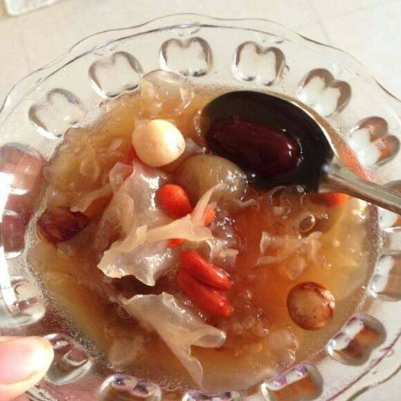 红枣桂圆银耳汤 红枣桂圆银耳汤