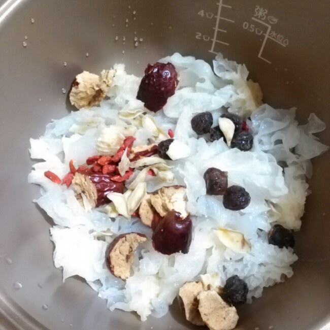 银耳枸杞桂圆羹