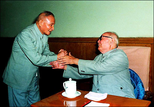 陈云同叶剑英在一起(1982年8月) 陈云同叶剑英在一起(1982年8月)