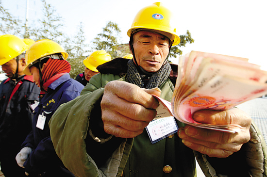 安徽一名建筑工人领工资 安徽一名建筑工人领工资