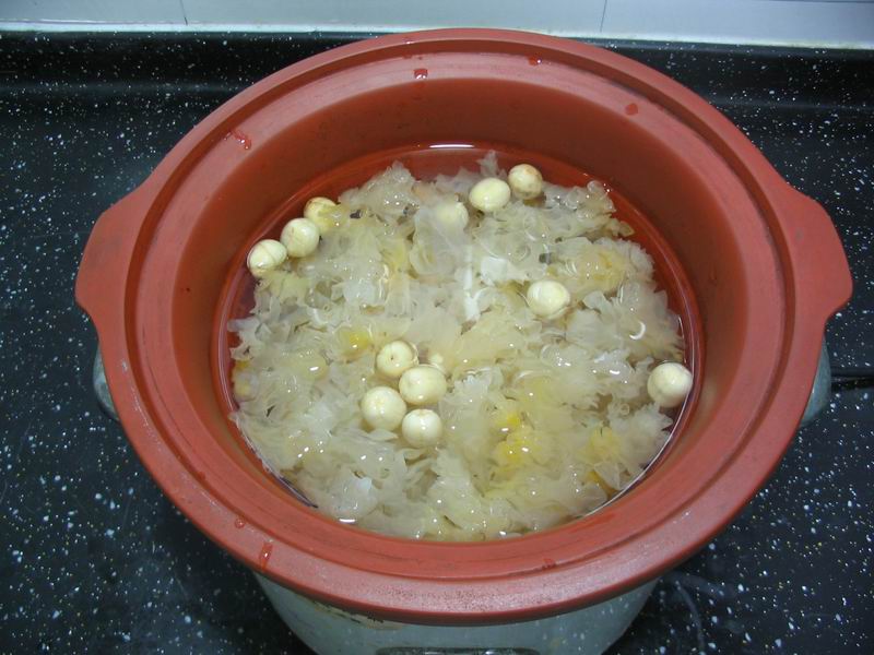 冰糖银耳莲子羹 冰糖银耳莲子羹