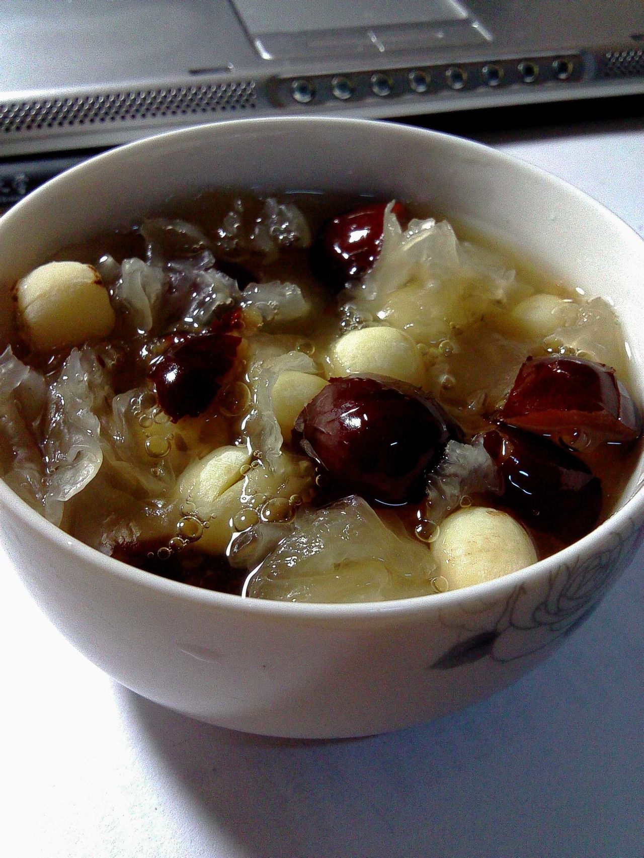 红枣雪梨银耳莲子羹