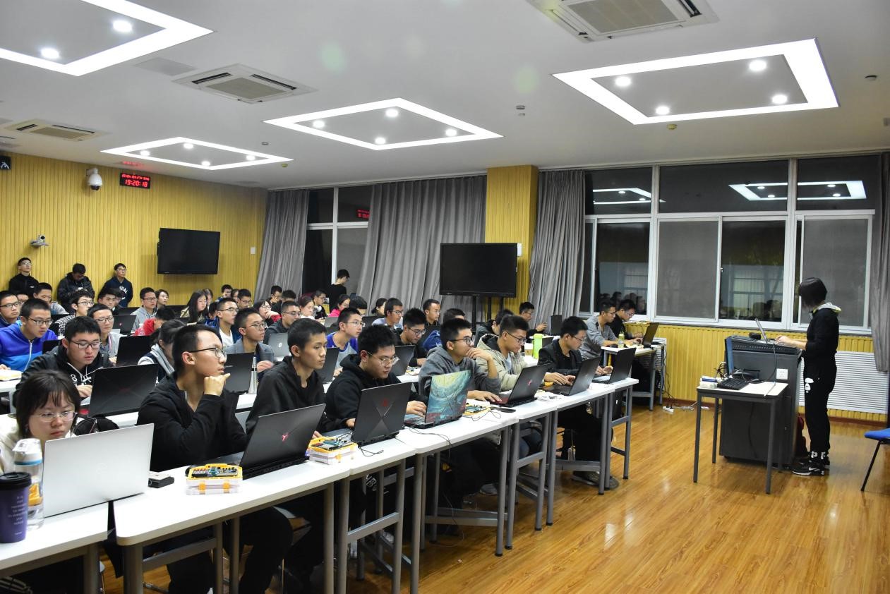 北京理工大学机器人队 北京理工大学机器人队