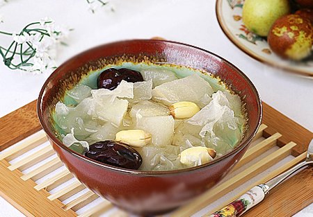 红枣莲子银耳汤 红枣莲子银耳汤
