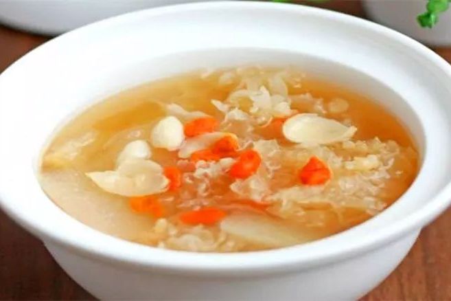 银耳炖梨 银耳炖梨