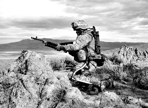 美国士兵身穿外骨骼作战服进行训练 美国士兵身穿外骨骼作战服进行训练
