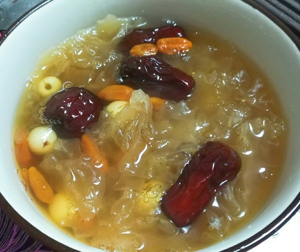 大枣银耳莲子羹 大枣银耳莲子羹