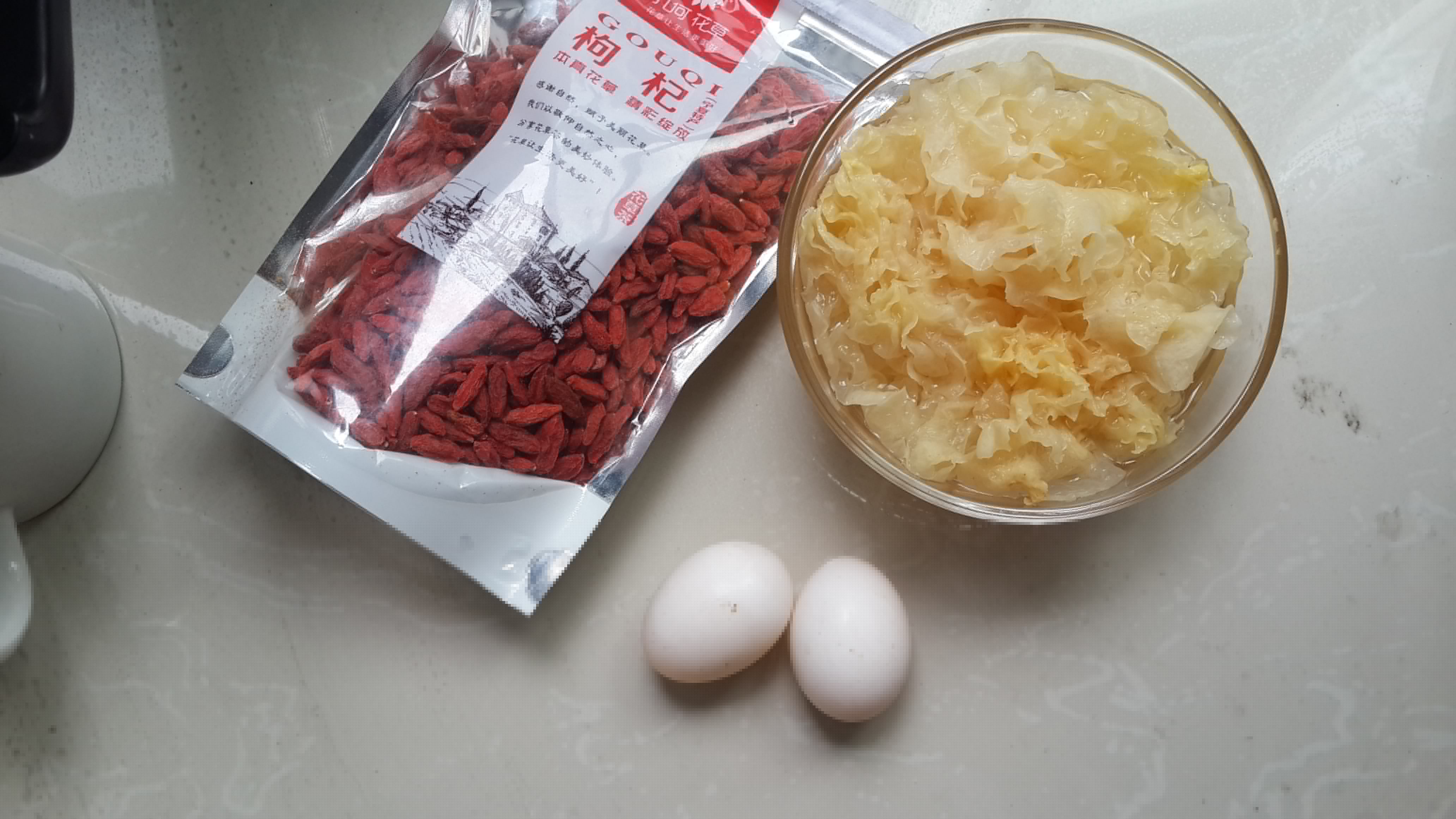鸽子蛋炖银耳