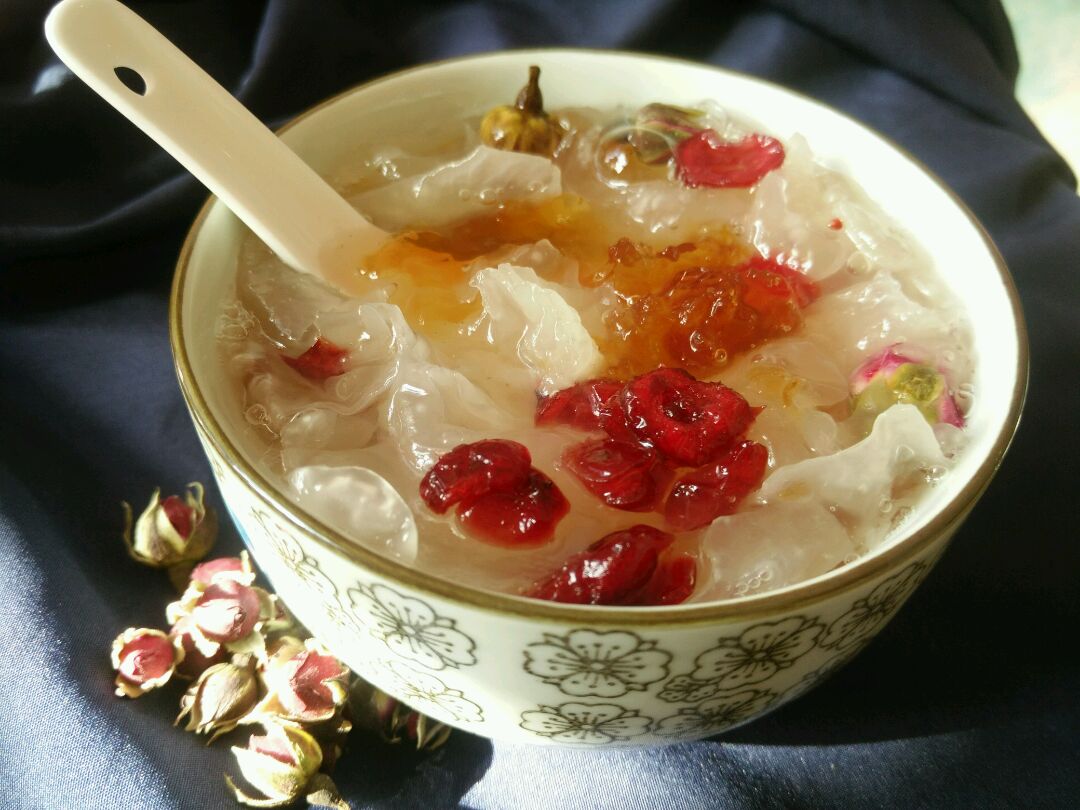玫瑰银耳莲子羹 玫瑰银耳莲子羹