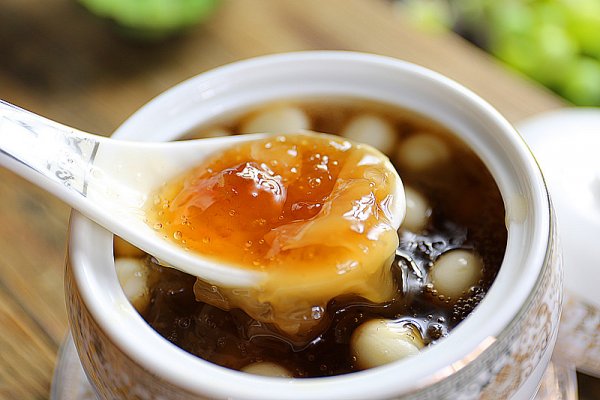 桃胶红枣炖银耳莲子 桃胶红枣炖银耳莲子