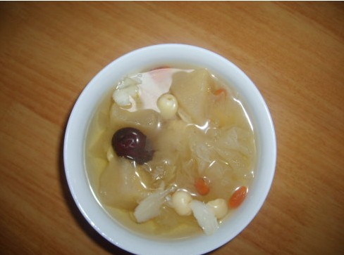 银耳莲子炖雪梨