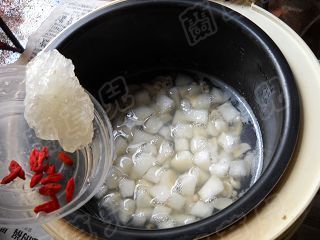 薏米百合炖雪梨 薏米百合炖雪梨