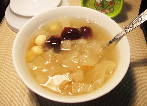 雪梨银耳红枣莲子汤