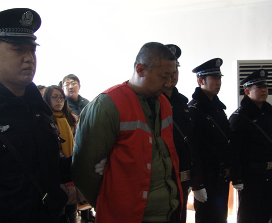 杨海军(中间) 杨海军(中间)