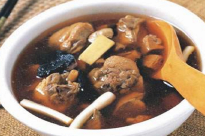 杏仁当归炖鸡肉汤 杏仁当归炖鸡肉汤