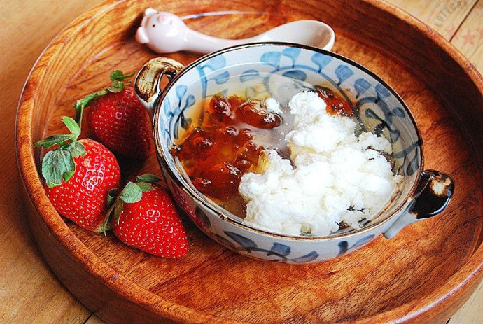 牛奶蛋白炖桃胶 牛奶蛋白炖桃胶