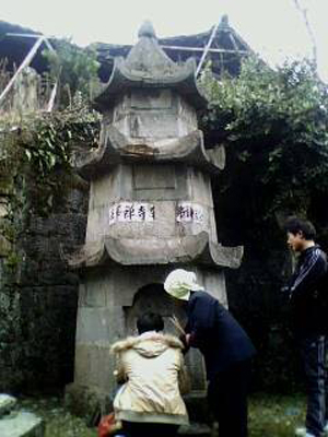 当地居民在玉峰山祭拜 当地居民在玉峰山祭拜