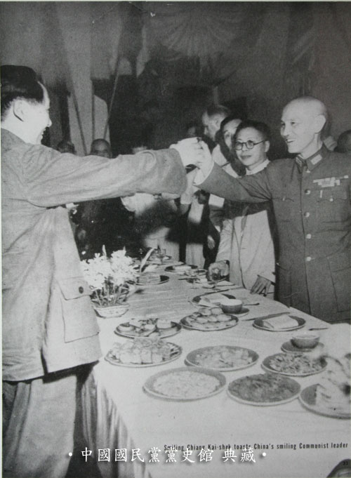 毛泽东(左)与蒋介石(右) 毛泽东(左)与蒋介石(右)